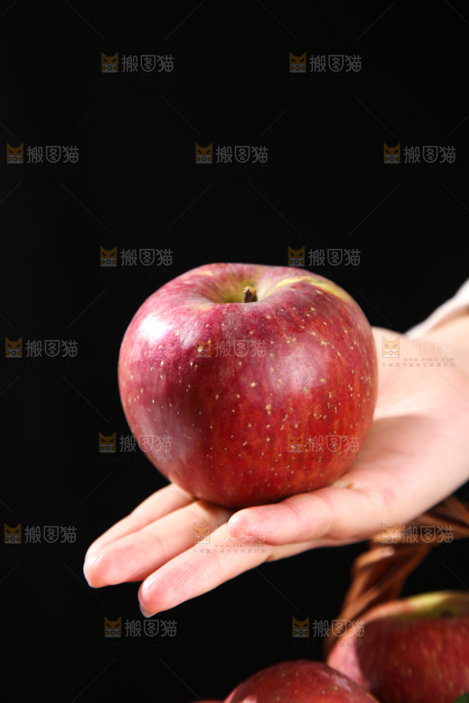 深底上的丑苹果