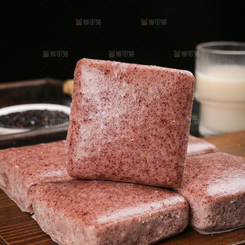 深底上的黑米发糕