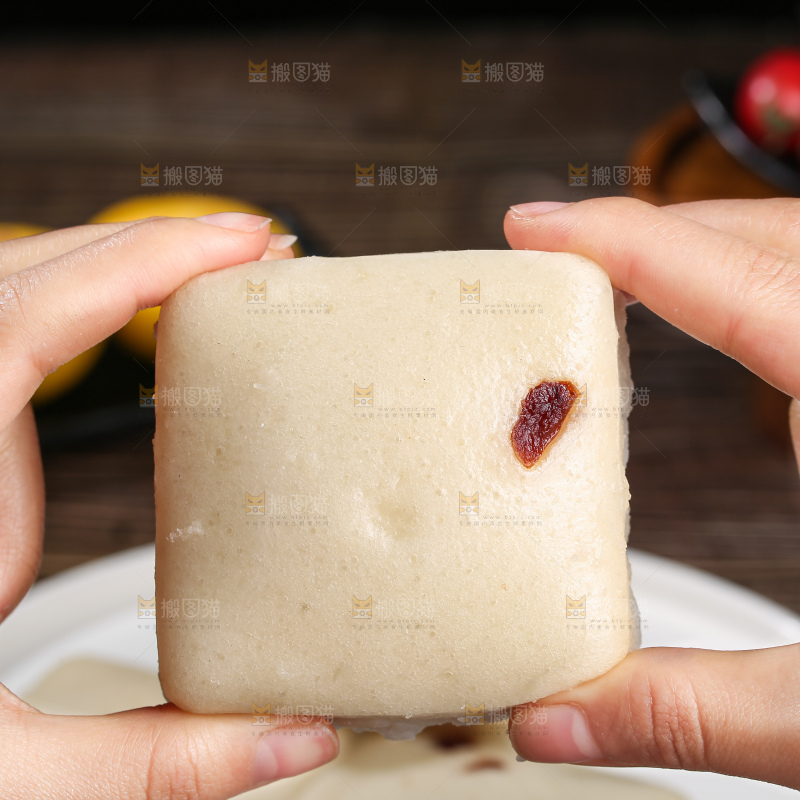 深底上的白糖发糕