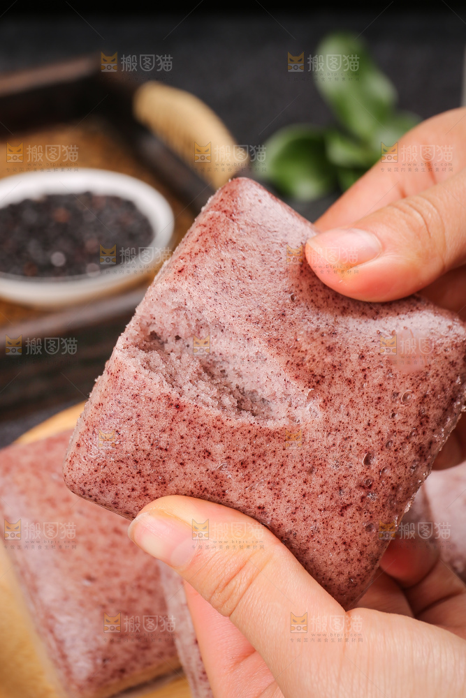 深底上的黑米发糕