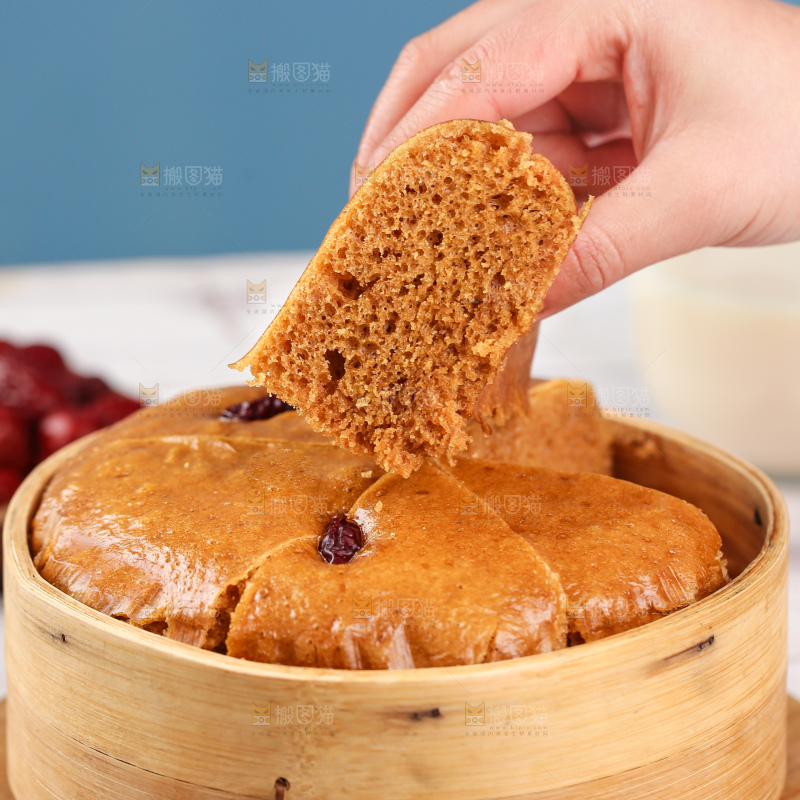浅底上的红糖红枣发糕