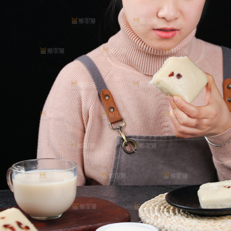 深底上的白糖发糕
