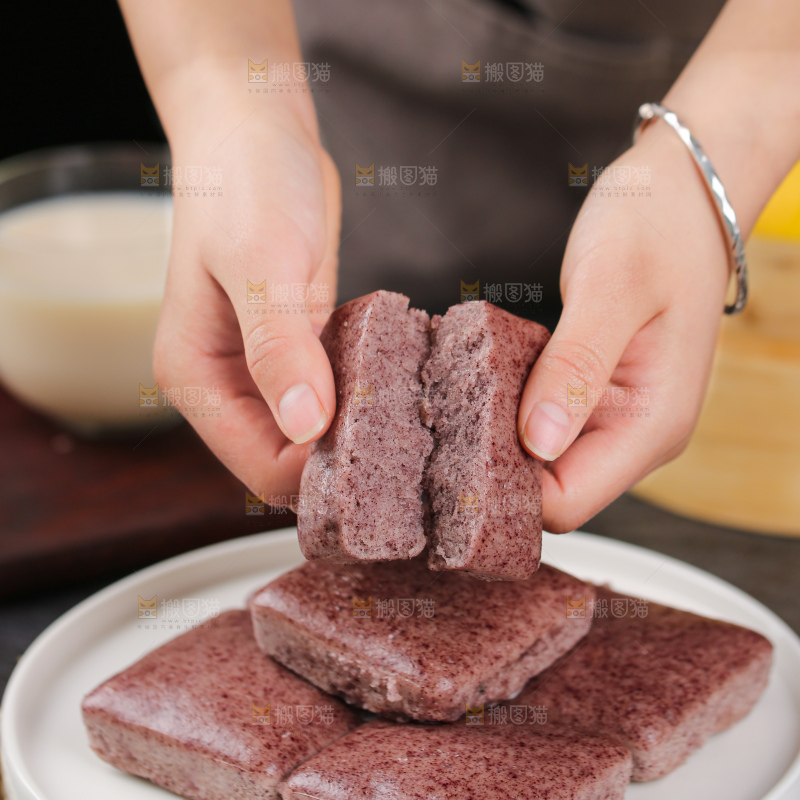 深底上的黑米发糕