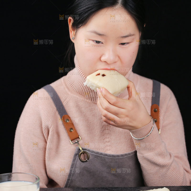 深底上的白糖发糕