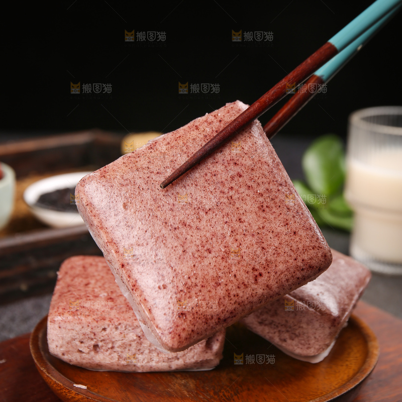 深底上的黑米发糕