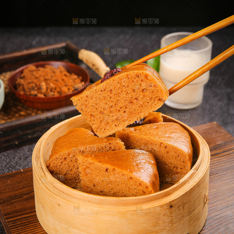 深底上的红糖红枣发糕