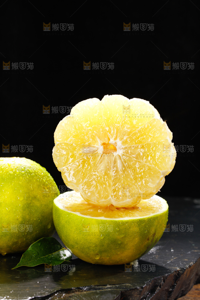 深底上的青皮葡萄柚
