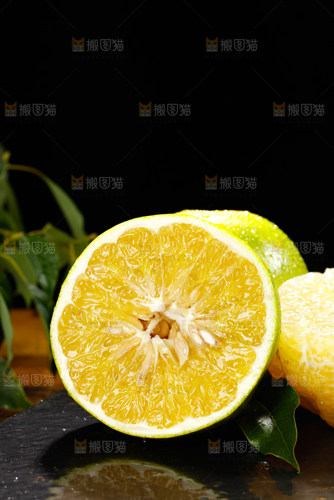 深底上的青皮葡萄柚
