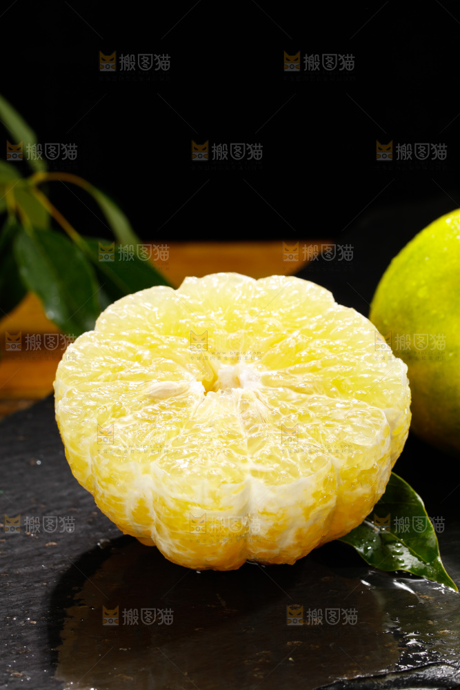 深底上的青皮葡萄柚