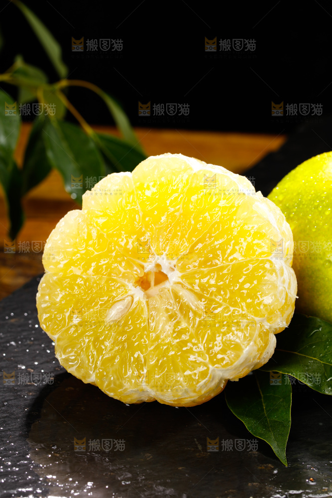 深底上的青皮葡萄柚