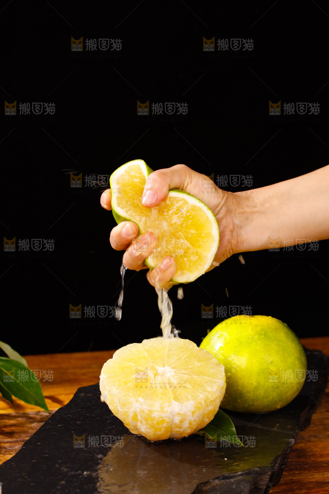 深底上的青皮葡萄柚