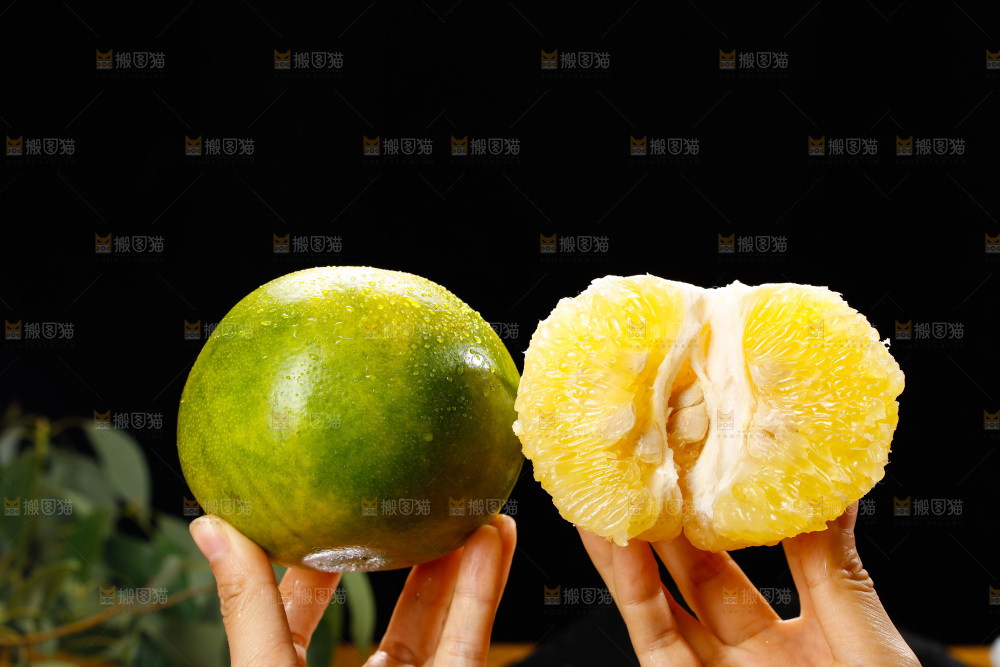 深底上的青皮葡萄柚