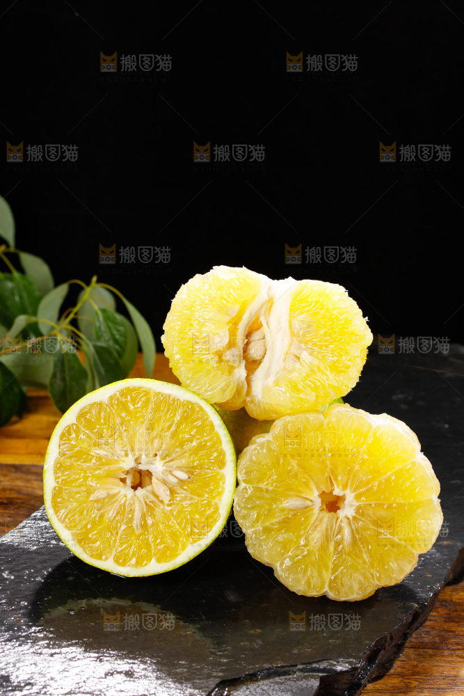 深底上的青皮葡萄柚