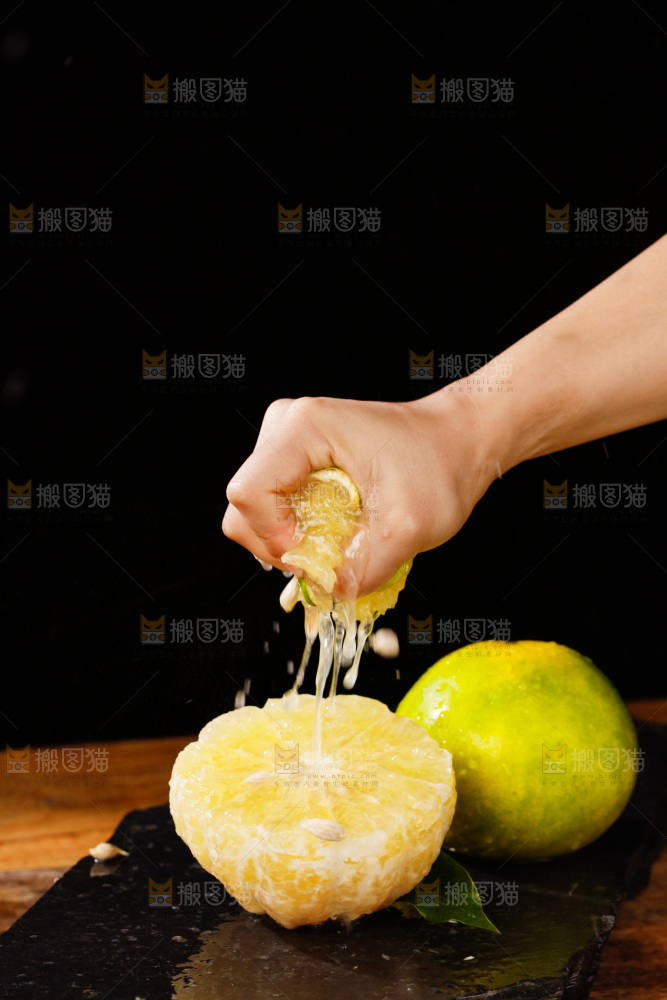 深底上的青皮葡萄柚