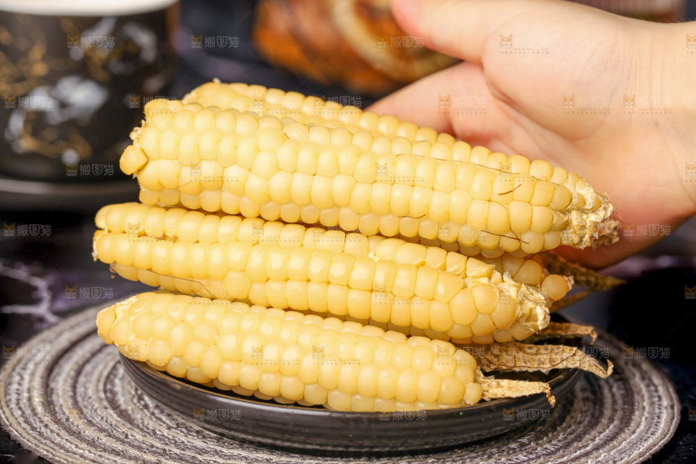 深底上的拇指小玉米