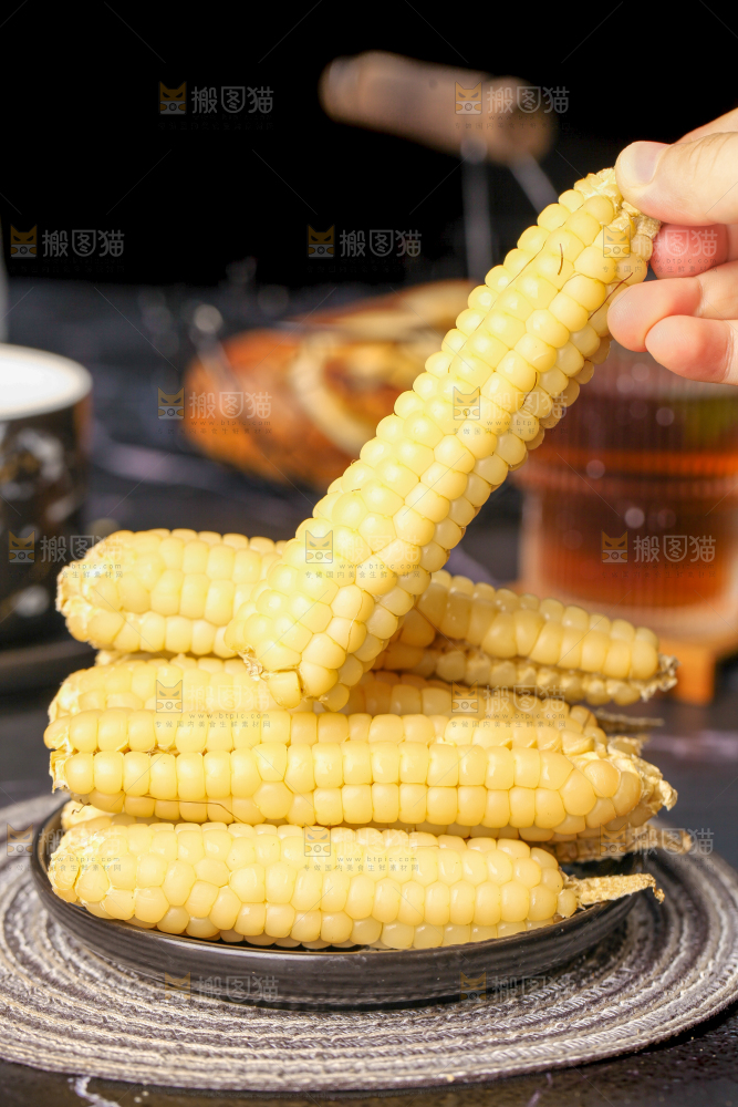 深底上的拇指小玉米