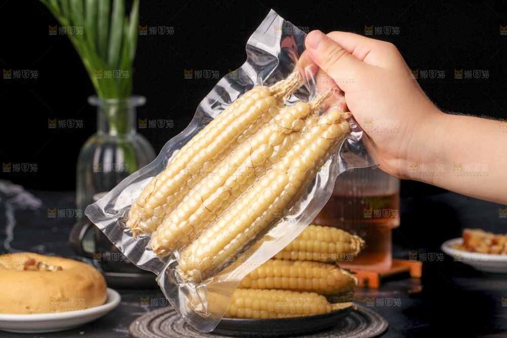 深底上的拇指小玉米
