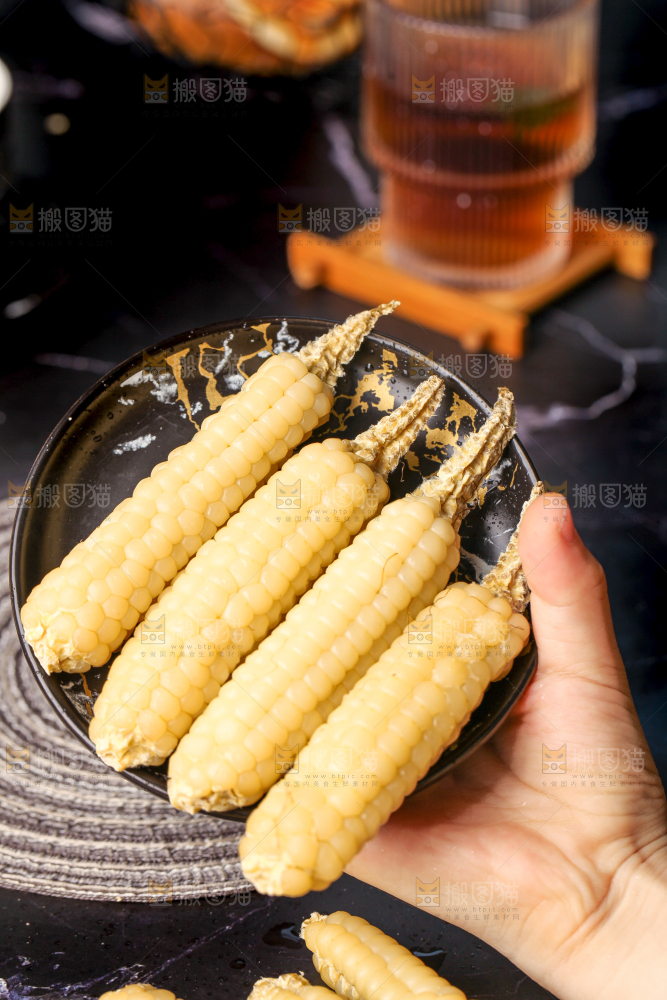 深底上的拇指小玉米
