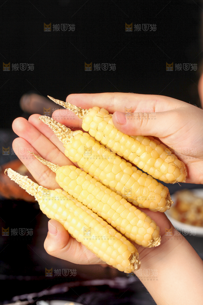 深底上的拇指小玉米