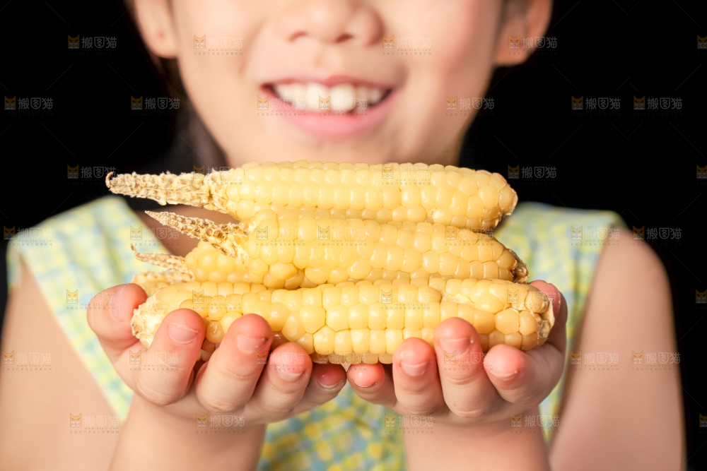 深底上的拇指小玉米