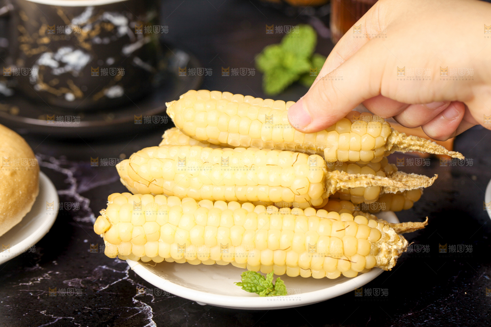 深底上的拇指小玉米