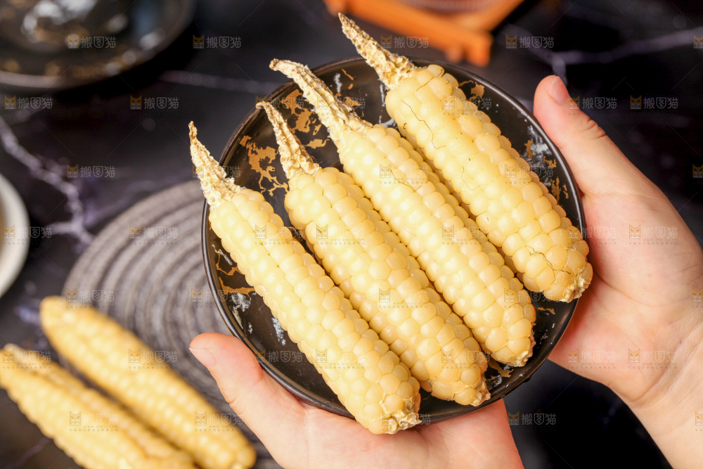深底上的拇指小玉米