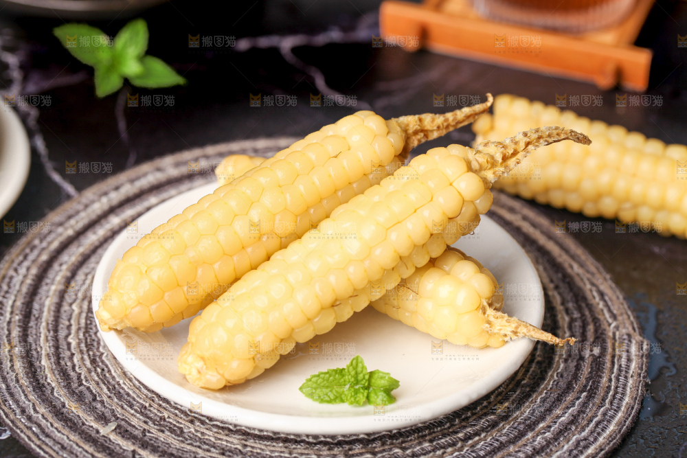 深底上的拇指小玉米