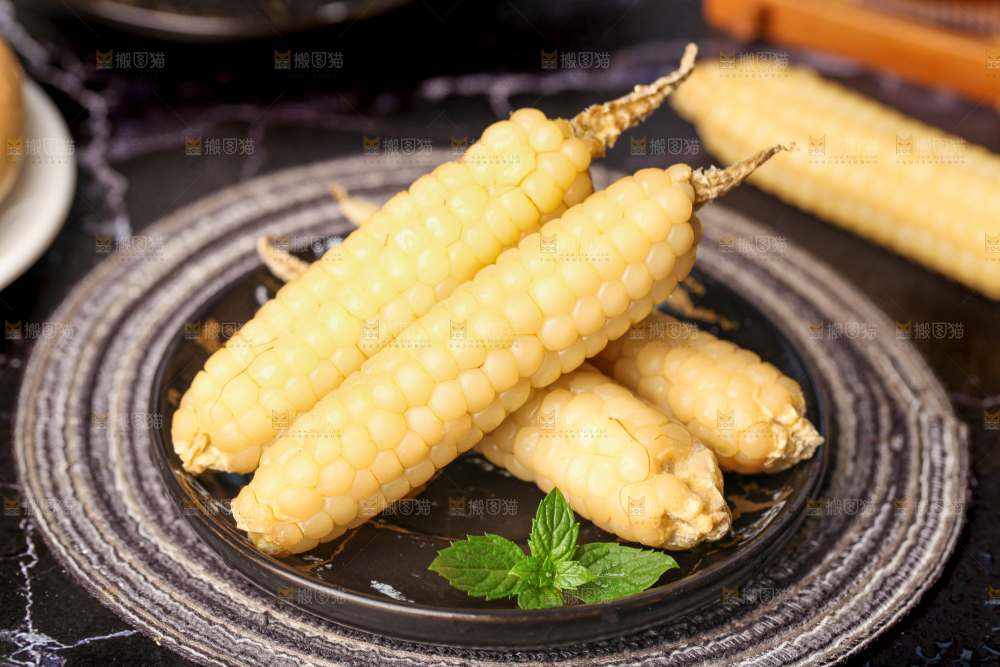 深底上的拇指小玉米