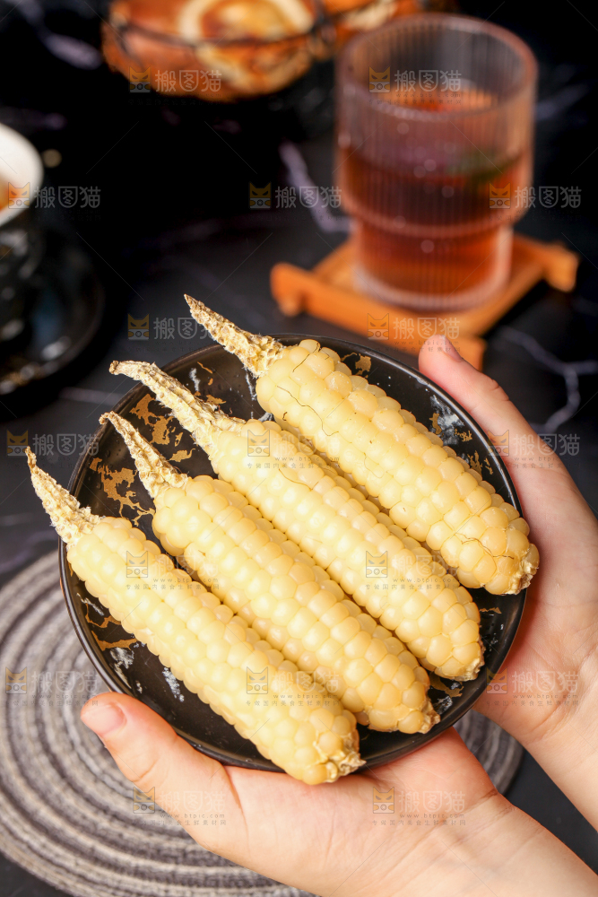 深底上的拇指小玉米