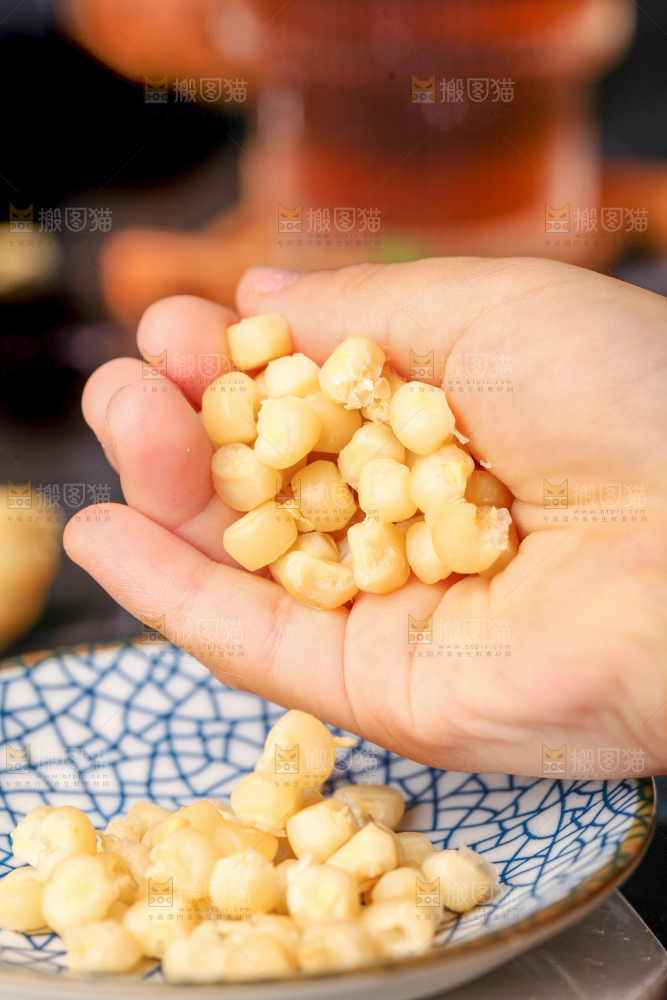 深底上的拇指小玉米