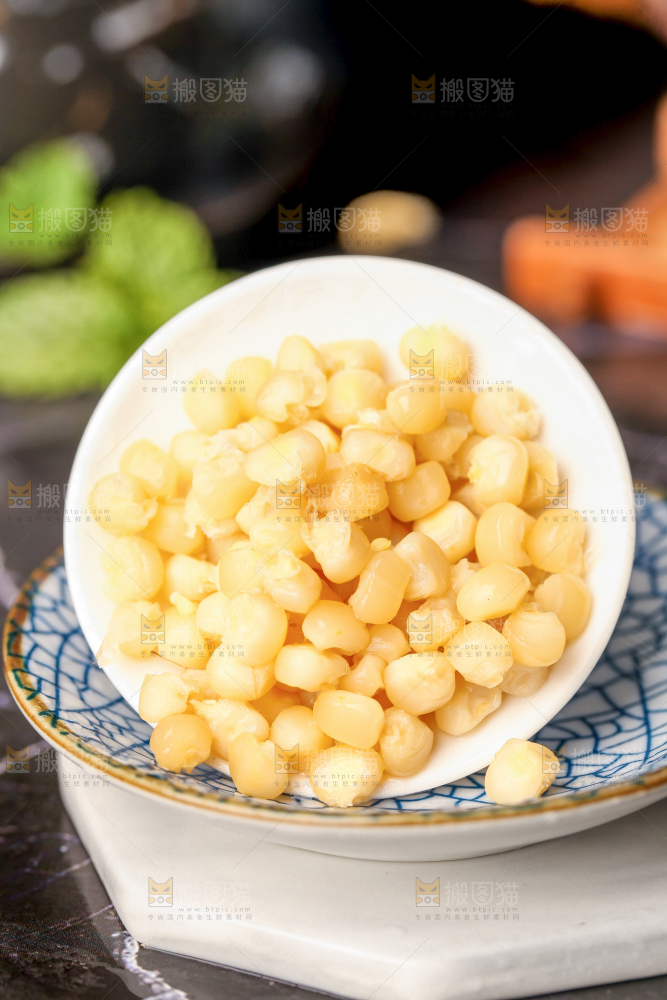 深底上的拇指小玉米