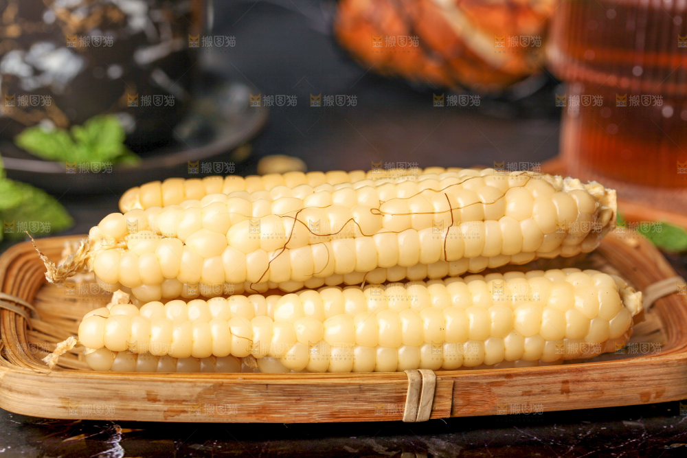 深底上的拇指小玉米