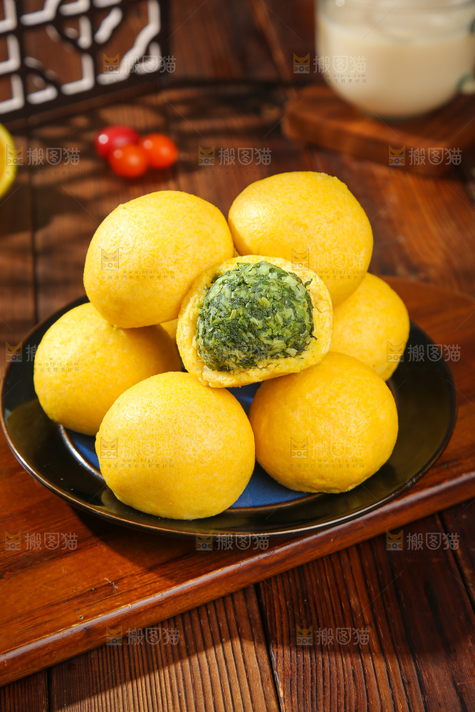 深底上的荠菜团子