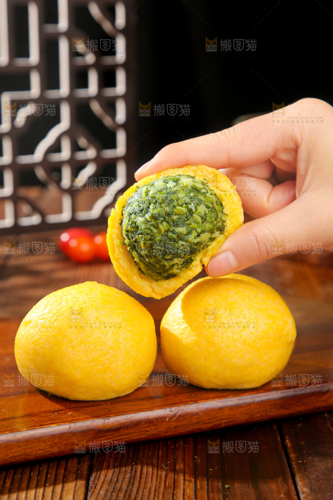 深底上的荠菜团子