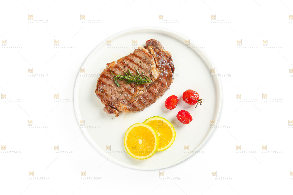 白底上的新鲜牛排