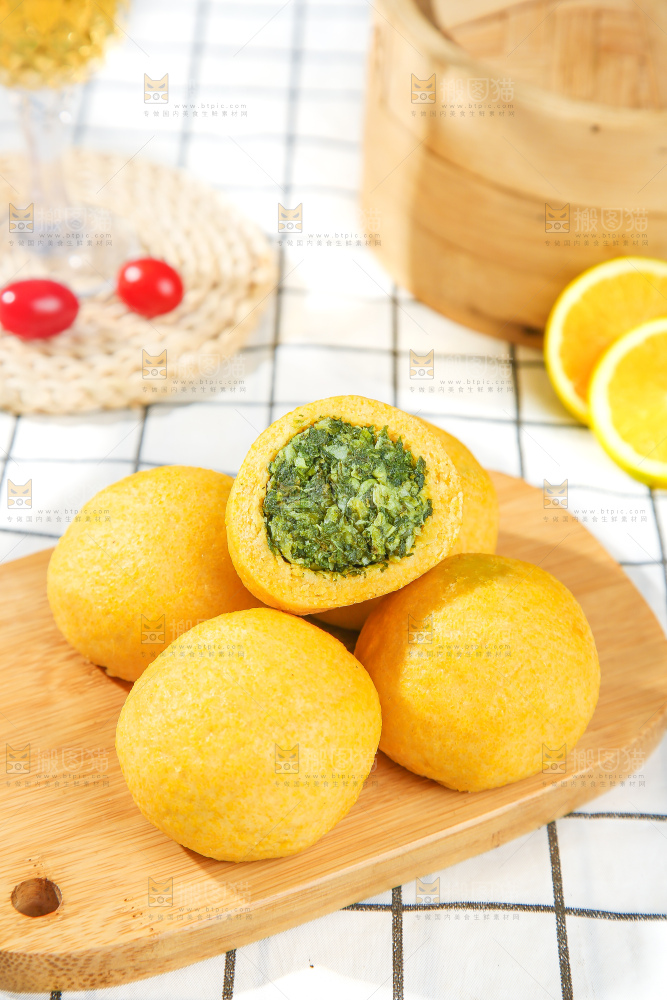 浅底上的荠菜团子