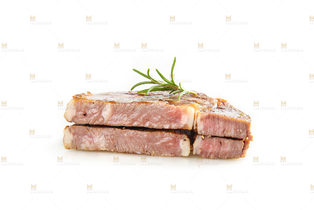 白底上的新鲜牛排