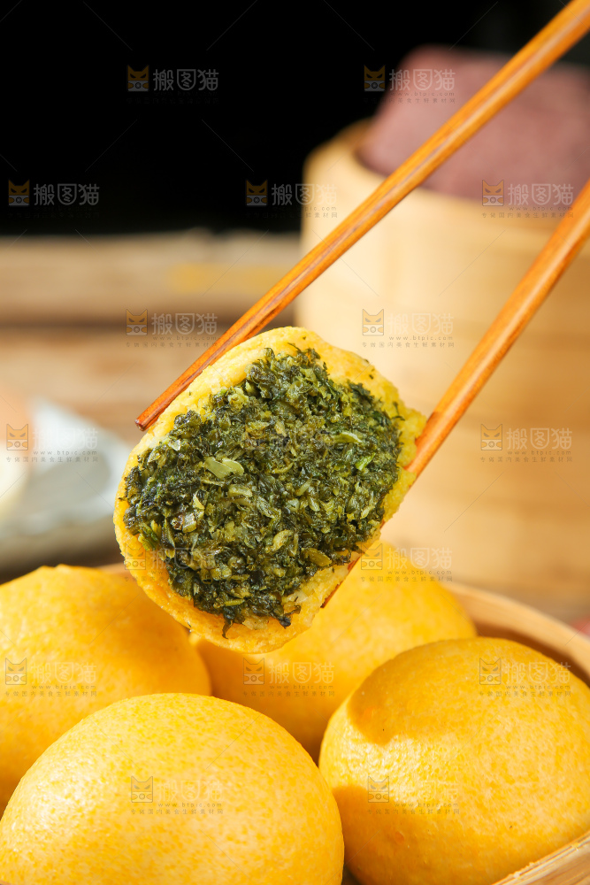 深底上的荠菜团子