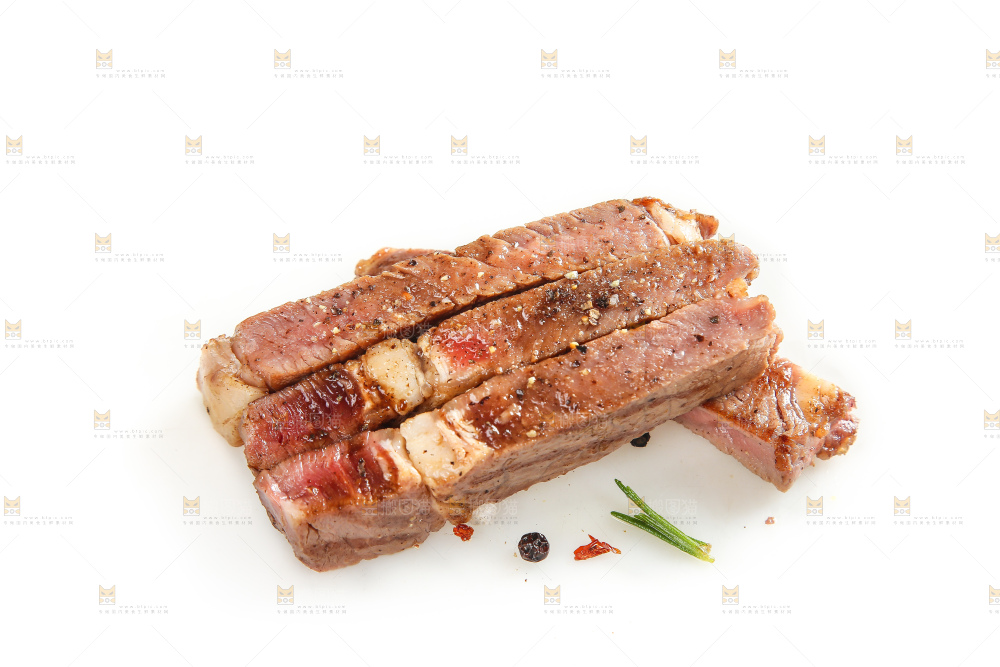 白底上的新鲜牛排