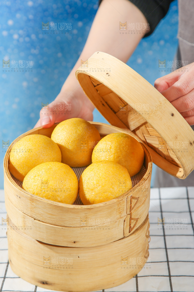 浅底上的荠菜团子