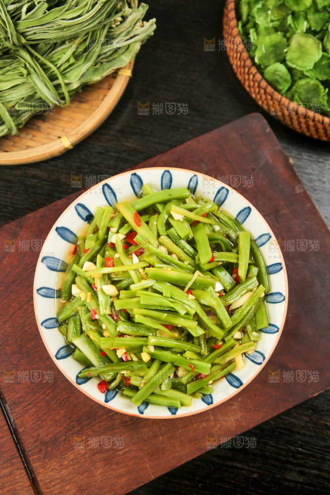 盘子里的凉拌贡菜
