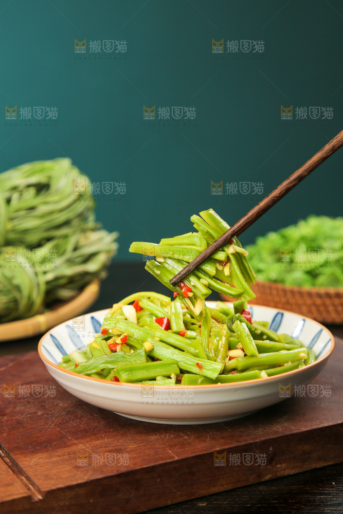 盘子里的凉拌贡菜