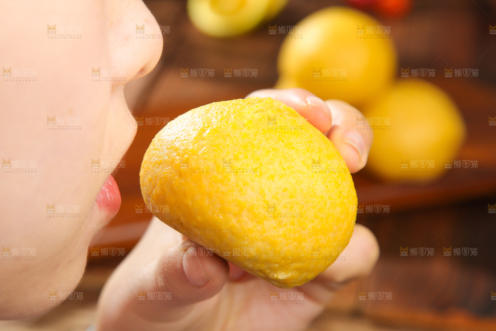 深底上的荠菜团子