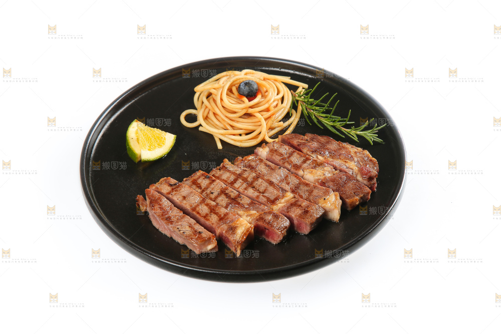 白底上的新鲜牛排