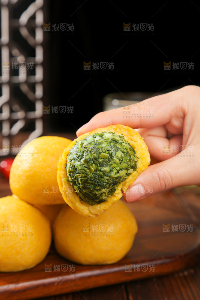深底上的荠菜团子
