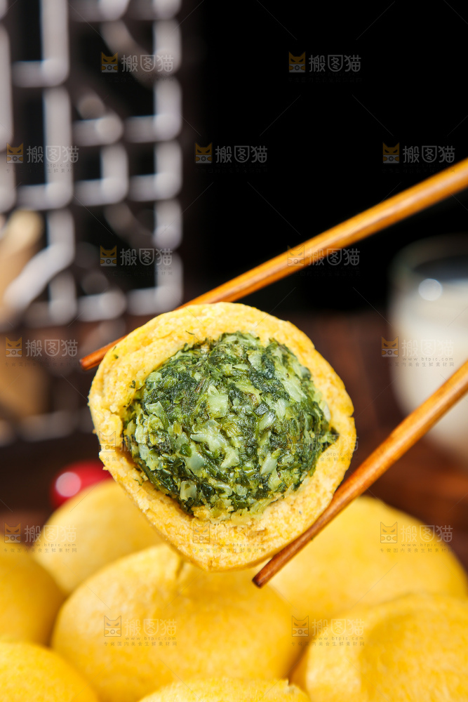深底上的荠菜团子