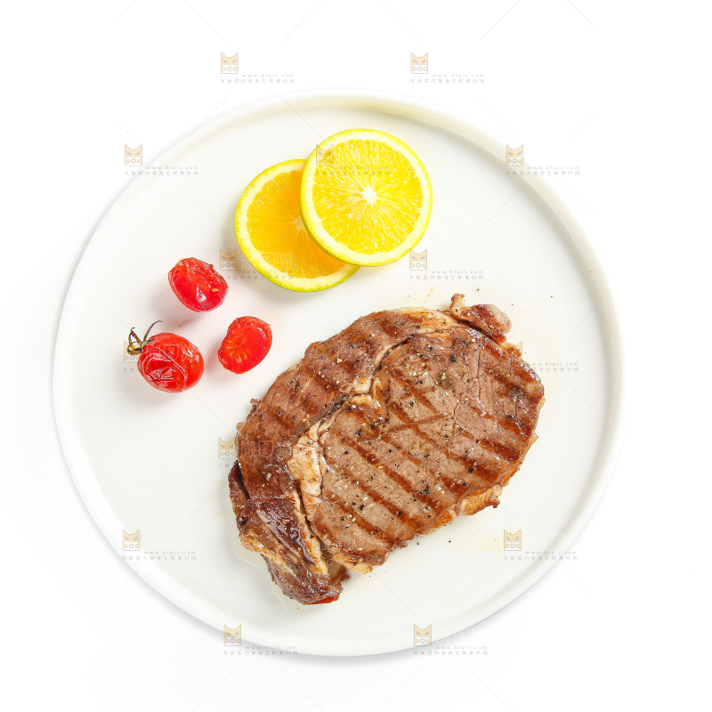 白底上的新鲜牛排