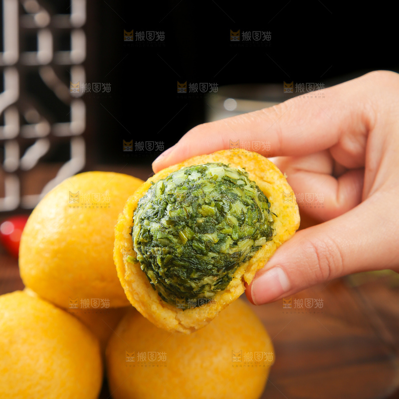 深底上的荠菜团子