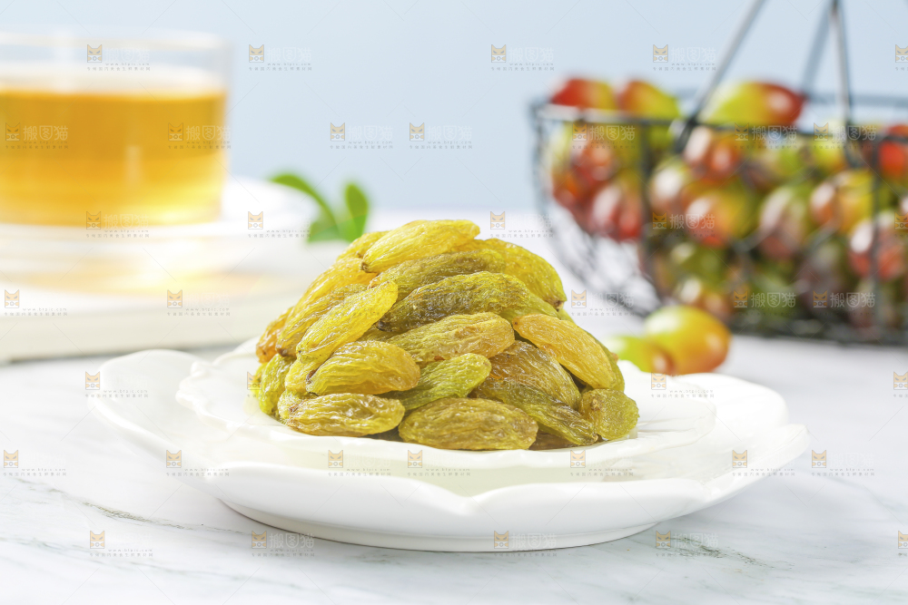 浅底上的绿葡萄干