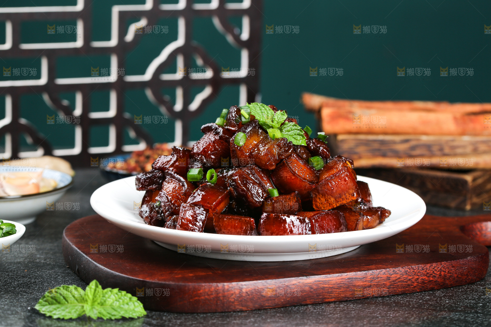 深底上的红烧肉